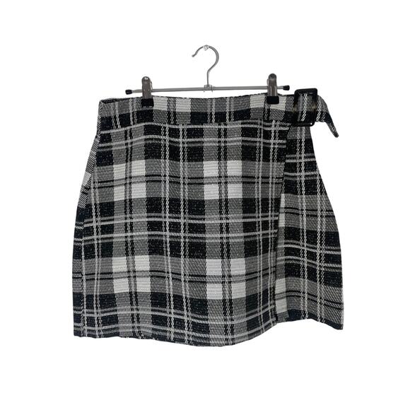 JustFab Dresses & Skirts - Women's plaid Mini Skirt Black + white | Medium / Large
